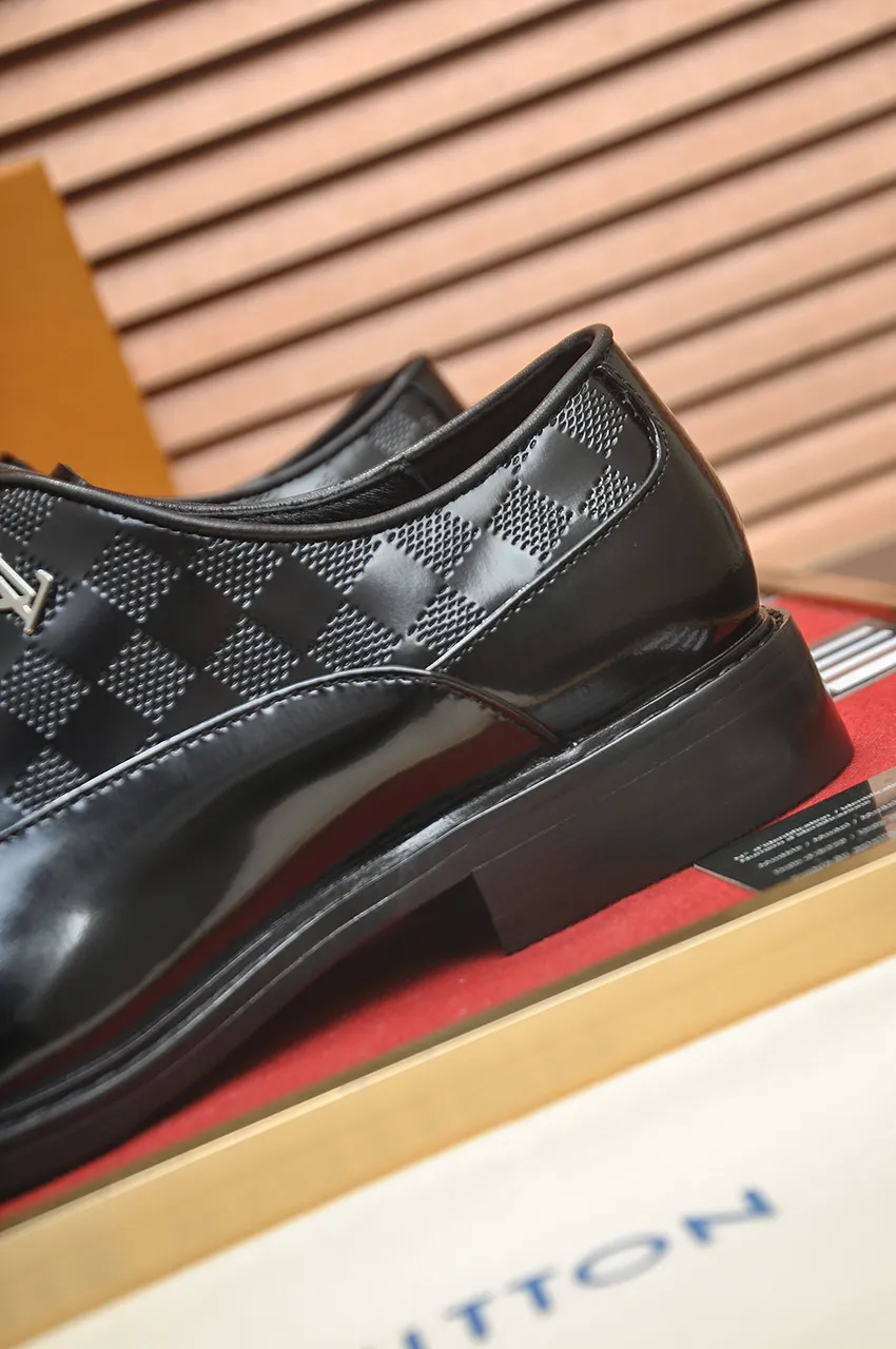 Men's men's shoes 💰460💶 [LV] (all high-end sheep lining) 🍀LV's latest genuine leather business suit shoes are launched simultaneously on the official website. The first-layer cowhide imported from Italy is made of heavy gold, 💥official website 1:1 rubber outsole. Versatile to wear, high-end without losing class, and the color combination is extraordinary. This four-season style is alluring when worn on your feet, showing off your big-name flair. Standard code 38-45 (45 customized)